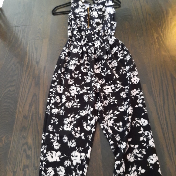 Jumpsuit (Armless) - Picture 4 of 4